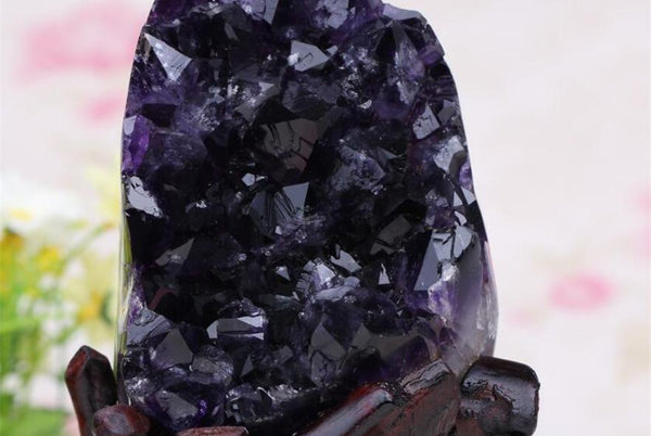 Obsidian: The Ultimate Stone for Protection, Grounding, and Inner Strength