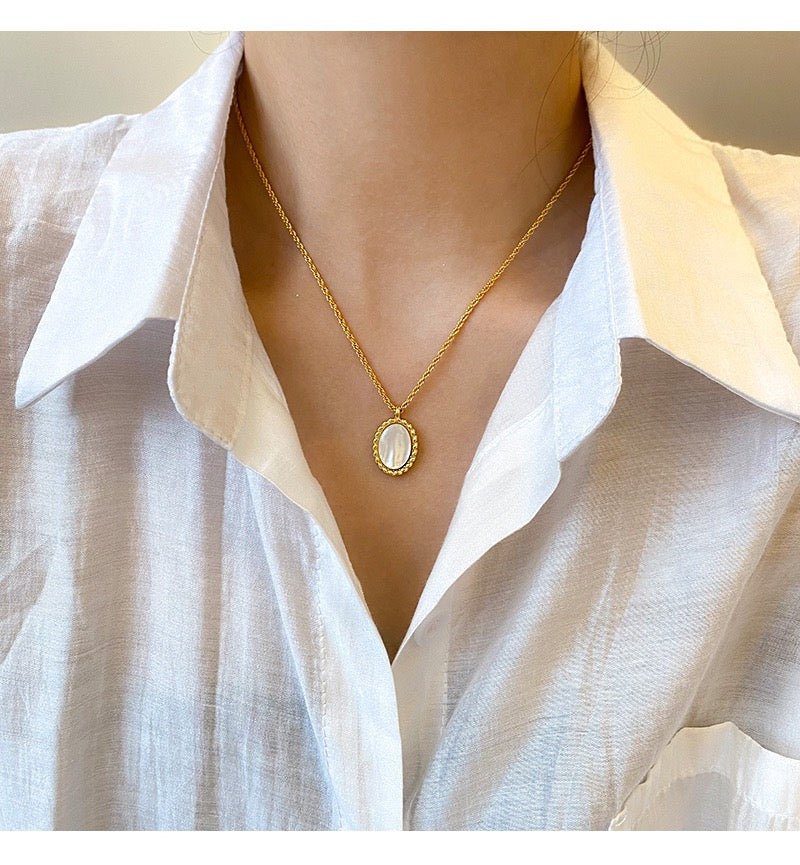 White Mother-of-Pearl Necklace in 18K gold-plated copper